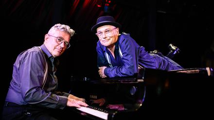 Die Kabarettisten Thomas Pigor (mit Hut) und Benedikt Eichhorn in der Bar jeder Vernunft in Berlin