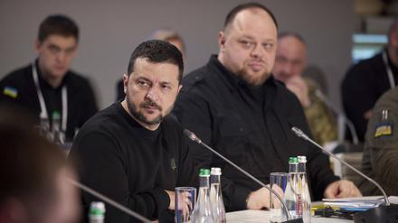 Der ukrainische Staatschef Selenskyj und Parlamentspräsident Stefantschuk bei einem Termin Mitte Dezember.
