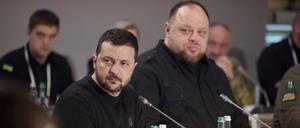Der ukrainische Staatschef Selenskyj und Parlamentspräsident Stefantschuk bei einem Termin Mitte Dezember.