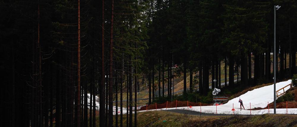 Kein Winterwunderland. In Oberhof müssen sie schon froh sein, dass überhaupt gestartet werden kann.