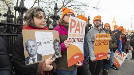 Wollen mehr Geld: Assistenzärzte im Zentrum von London zu Beginn ihres sechstägigen Streiks.