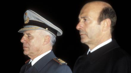 Großer Zapfenstreich Ende März 1984: Der damalige Verteidigungsminister Manfred Wörner (CDU) verabschiedet den ranghöchsten deutschen General mit militärischen Ehren - nachdem der anfängliche Verdacht, Günter Kießling sei schwul und damit ein „Sicherheitsrisiko“ widerlegt worden war.