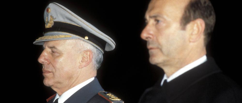 Großer Zapfenstreich Ende März 1984: Der damalige Verteidigungsminister Manfred Wörner (CDU) verabschiedet den ranghöchsten deutschen General mit militärischen Ehren - nachdem der anfängliche Verdacht, Günter Kießling sei schwul und damit ein „Sicherheitsrisiko“ widerlegt worden war.