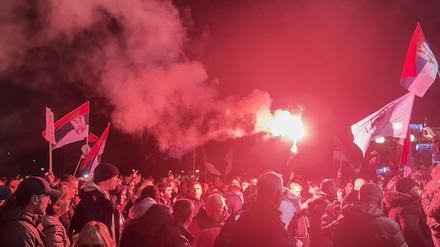 Anhänger der Oppositionskoalition „Serbien gegen Gewalt“ nehmen an einer Demonstration vor dem Belgrader Rathaus teil.