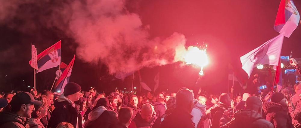 Anhänger der Oppositionskoalition „Serbien gegen Gewalt“ nehmen an einer Demonstration vor dem Belgrader Rathaus teil.