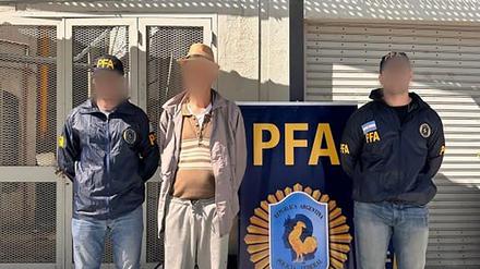 Einer Verdächtigen wird von Argentiniens Polizei vorgeführt.