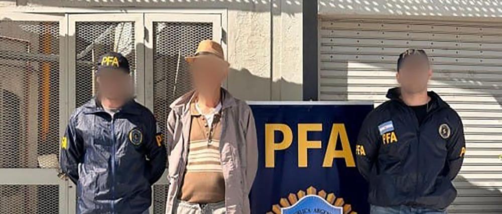 Einer Verdächtigen wird von Argentiniens Polizei vorgeführt.