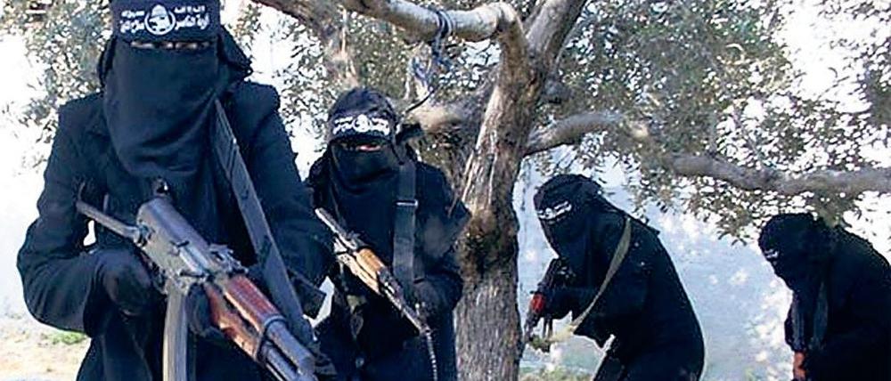 Screenshot eines Propagandavideos der IS-Miliz zeigt voll verschleierte Frauen mit Gewehren, die angeblich in der syrischen Stadt Al-Rakka operieren (undatiert). (Archivbild)
