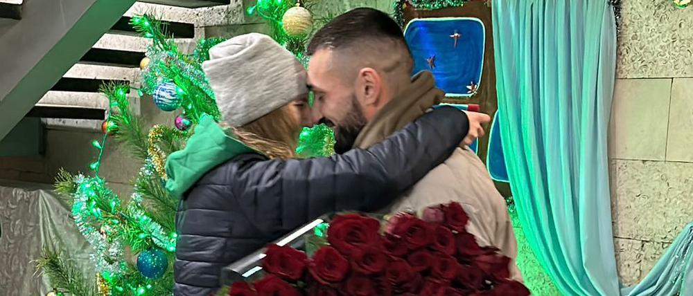 Die ukrainische Ärztin wird mit einem Heiratsantrag überrascht.