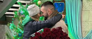 Die ukrainische Ärztin wird mit einem Heiratsantrag überrascht.