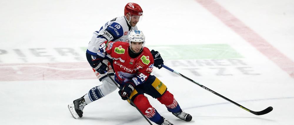 Eisbären-Profi Frederik Tiffels (in Rot) und Daniel Pfaffengut lieferten sich mit ihren Teams ein hart umkämpftes Match.