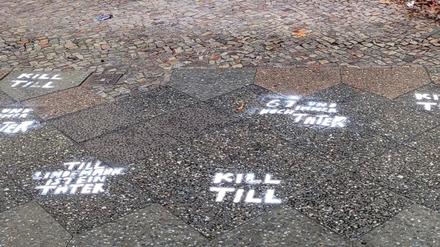 Die Parolen auf dem Gehweg in Prenzlauer Berg.