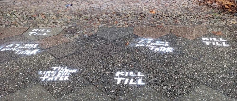 Die Parolen auf dem Gehweg in Prenzlauer Berg.