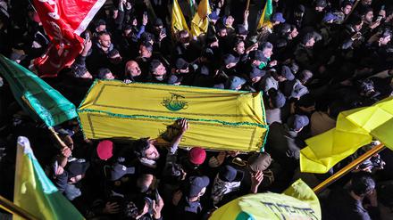 Die Trauerfeier der beiden getöteten Milizionäre in Bagdad.