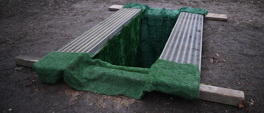 Ein nach Mekka ausgerichtetes, ausgehobenes Grab auf dem neu eröffneten muslimischen Begräbnisfeld auf dem evangelischen Friedhof Emmaus.