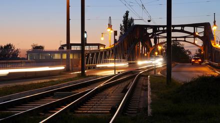 Berlin, Bösebrücke bei Dämmerung.