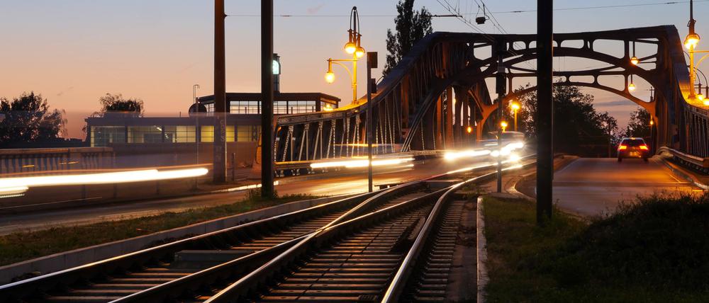 Berlin, Bösebrücke bei Dämmerung.