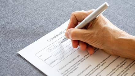 Eine Patientenverfügung muss schriftlich verfasst sein und sollte regelmäßig mit aktuellem Datum und Unterschrift überarbeitet werden.