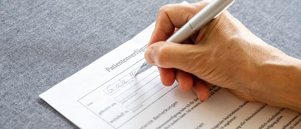 Eine Patientenverfügung muss schriftlich verfasst sein und sollte regelmäßig mit aktuellem Datum und Unterschrift überarbeitet werden.