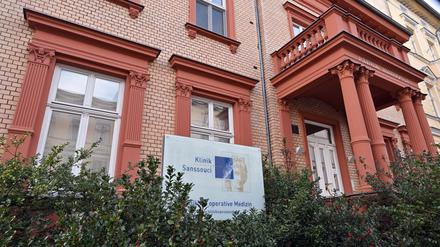 Potsdam, 28.12.2023, Lokales, Klinik Sanssouci, Privatklinik, Helene-Lange-Straße 13, Helene-Lange-Strasse 13, Aussenansicht, Foto: Ottmar Winter PNN ACHTUNG: Foto ist ausschließlich für redaktionelle Berichterstattung der PNN und des TGSP! Eine kommerzielle Nutzung, z.B. Werbung, ist ausgeschlossen. Die Weitergabe an nicht autorisierte Dritte, insbesondere eine weitergehende Vermarktung über Bilddatenbanken, ist unzulässig.