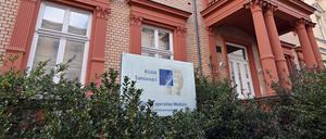 Potsdam, 28.12.2023, Lokales, Klinik Sanssouci, Privatklinik, Helene-Lange-Straße 13, Helene-Lange-Strasse 13, Aussenansicht, Foto: Ottmar Winter PNN ACHTUNG: Foto ist ausschließlich für redaktionelle Berichterstattung der PNN und des TGSP! Eine kommerzielle Nutzung, z.B. Werbung, ist ausgeschlossen. Die Weitergabe an nicht autorisierte Dritte, insbesondere eine weitergehende Vermarktung über Bilddatenbanken, ist unzulässig.