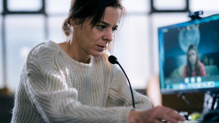 Julia (Bernadette Heerwagen) dated im Netz.