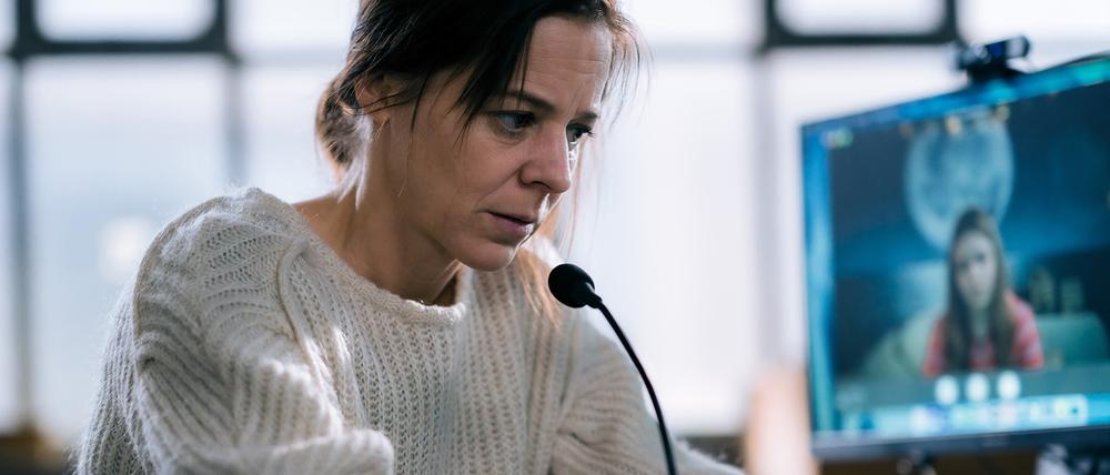 Julia (Bernadette Heerwagen) dated im Netz.