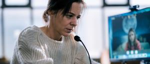Julia (Bernadette Heerwagen) dated im Netz.