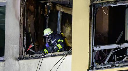 Eine ehrenamtliche Einsatzkraft der Feuerwehr Uelzen arbeitet beim Brand im Krankenhaus. 