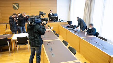 Ein Angeklagter (r.) in einem weiteren Prozess um den Juwelenraub im Grünen Gewölbe sitzt im Landgericht vor Prozessbeginn auf seinem Platz. Der 24-Jährige muss sich wegen Beihilfe zum Diebstahl mit Waffen, Sachbeschädigung und Brandstiftung verantworten.