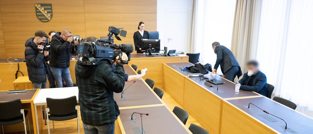 Ein Angeklagter (r.) in einem weiteren Prozess um den Juwelenraub im Grünen Gewölbe sitzt im Landgericht vor Prozessbeginn auf seinem Platz. Der 24-Jährige muss sich wegen Beihilfe zum Diebstahl mit Waffen, Sachbeschädigung und Brandstiftung verantworten.