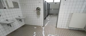 Die sanierungsbeduerftigen Schuelertoiletten am Gymnasium Waldstrasse in Hattingen <p>Die sanierungsbeduerftigen Schuelertoiletten am Gymnasium Waldstrasse in Hattingen am Mittwoch 03. Juli 2019 , Hattingen Copyright: STEFANxAREND NUR FUeR REDAKTIONELLE ZWECKE *** the sanierungsbeduerftigen student toilets on Gymnasium Forest road in Hattingen P the sanierungsbeduerftigen student toilets on Gymnasium Forest road in Hattingen on Wednesday 03 July 2019 , Hattingen Copyright STEFANxAREND only for Editorial Purpose Copyright: STEFANxAREND doc7626rlq0si01di1dx8lm EDITORIAL USE ONLY