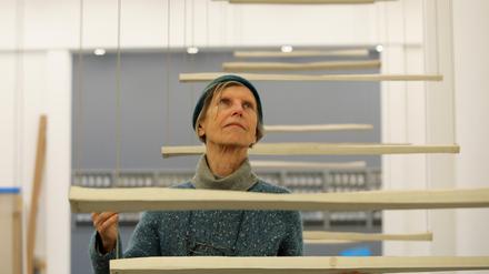 Alice Bahra in ihrer Installation „21 Schaukeln“ im Kunstraum Potsdam.
