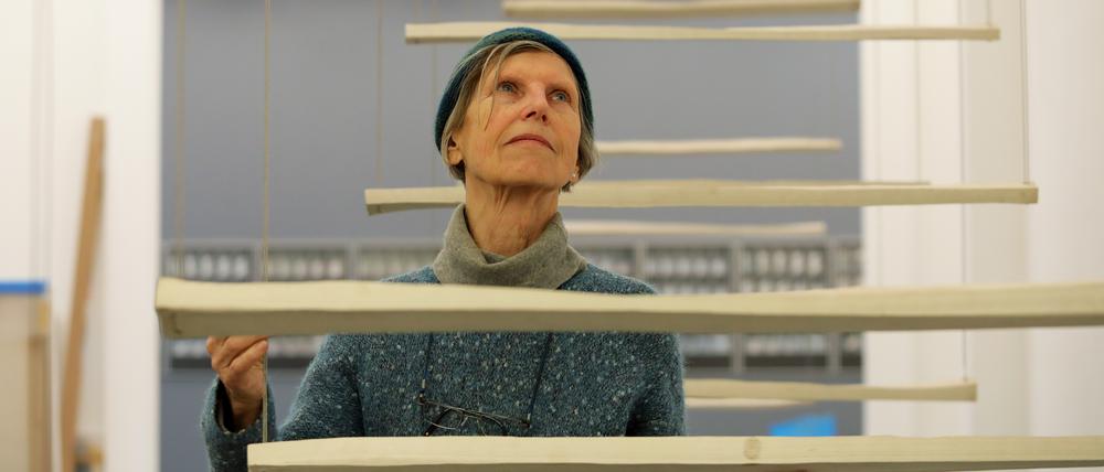 Alice Bahra in ihrer Installation „21 Schaukeln“ im Kunstraum Potsdam.