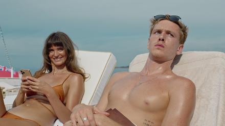 Harris Dickinson als Carl und Charlbi Dean als Yaya in einer Szene des Films „Triangle of Sadness“.
