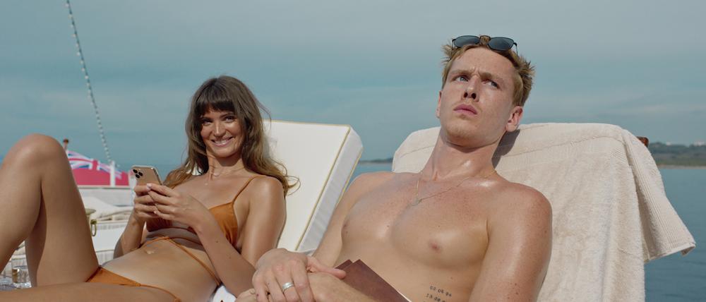 Harris Dickinson als Carl und Charlbi Dean als Yaya in einer Szene des Films „Triangle of Sadness“.