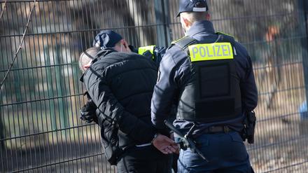 Bei einem Polizeieinsatz im Görlitzer Park wird ein Mann in Gewahrsam genommen. 