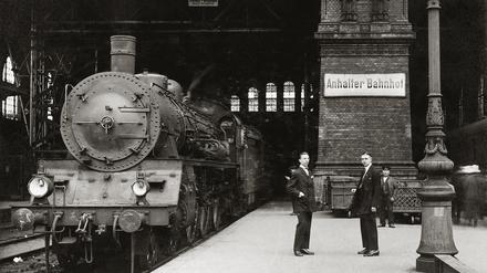 Undatierte Ansicht einer Lok am Anhalter Bahnhof. 