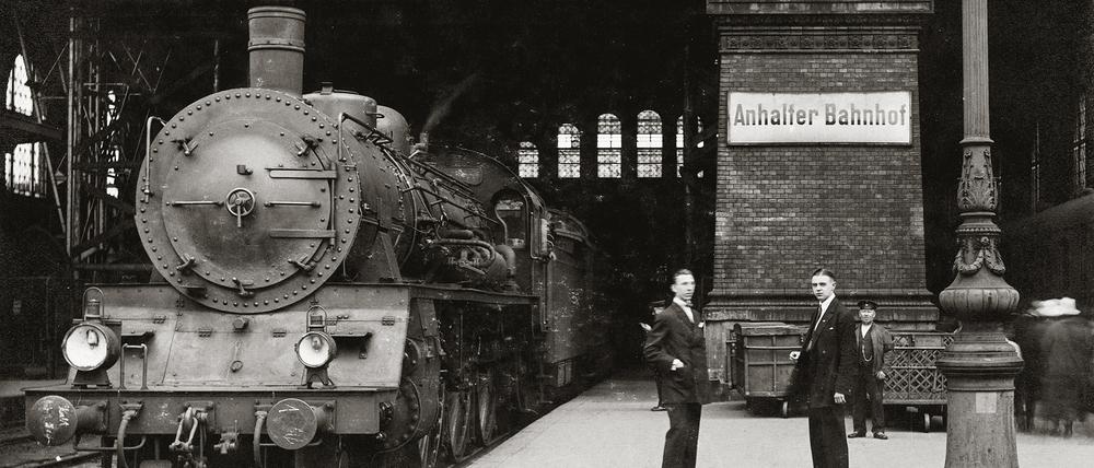 Undatierte Ansicht einer Lok am Anhalter Bahnhof. 