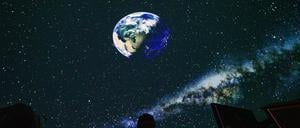 Im Urania-Planetarium ist ein von Carl Zeiss Jena gebautes Projektionssystem im Einsatz, dass Bilder in die Kuppel projiziert.
