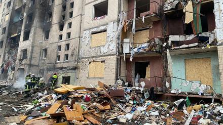 Einsatzkräfte an dem von einer russischen Rakete getroffenen Gebäude