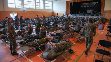Soldaten der Bundeswehr beziehen Quartier in einem Hochwassergebiet in Sachsen-Anhalt.