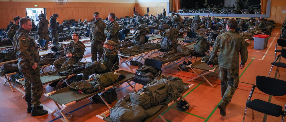 Soldaten der Bundeswehr beziehen Quartier in einem Hochwassergebiet in Sachsen-Anhalt.