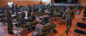 Soldaten der Bundeswehr beziehen Quartier in einem Hochwassergebiet in Sachsen-Anhalt.