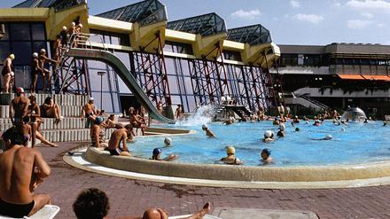 Das Außenschwimmbecken des Sport- und Erholungszentrums (SEZ) in Friedrichshain um 1983. 