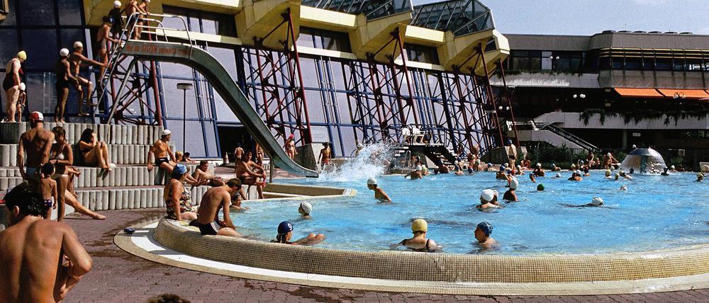 Das Außenschwimmbecken des Sport- und Erholungszentrums (SEZ) in Friedrichshain um 1983.