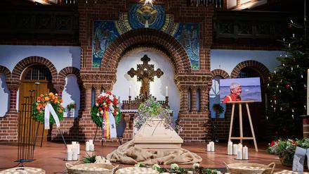 Brennende Kerzen stehen um den Sarg von Grünen-Politiker Wolfgang Wieland während der Trauerfeier in der Berliner Passionskirche. 