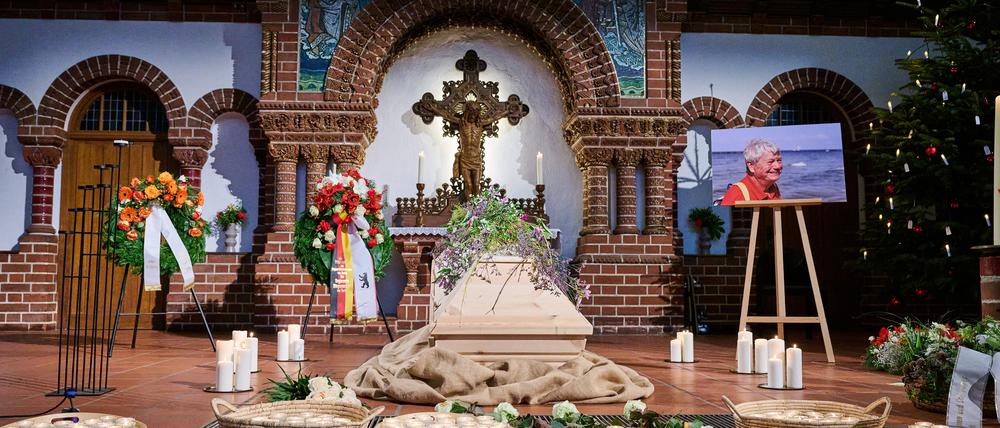 Brennende Kerzen stehen um den Sarg von Grünen-Politiker Wolfgang Wieland während der Trauerfeier in der Berliner Passionskirche. 