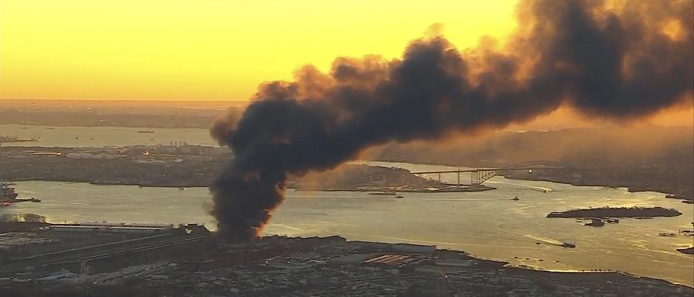 Der Rauch eines Brandes in Elizabeth, steigt in den Himmel.