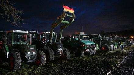 Ein Mahnfeuer als Protestaktion gegen die Sparpläne der Bundesregierung in Rangendingen.
